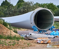 Die Größe der Rotorblätter wird vor allem deutlich, wenn sie am Boden liegen. (Symbolfoto: Pixabay)