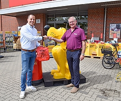 Jörg Schmidt-Hilger (rechts) von der Stadt Elmshorn überreicht einen Schlüssel für Beutelspender an Eike Fabian Möller, Leiter des Filialmanagements von Das Futterhaus, der die Tüten bereits parat hat. (Foto: Frank)