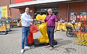 Jörg Schmidt-Hilger (rechts) von der Stadt Elmshorn überreicht einen Schlüssel für Beutelspender an Eike Fabian Möller, Leiter des Filialmanagements von Das Futterhaus, der die Tüten bereits parat hat. (Foto: Frank)