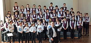 Chorleiter Hans-Joachim Lustig dirigierte nicht nur die Chorknaben, sondern auch das Publikum. (Foto: Frank)