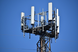 Die Telekom baute einen Mobilfunkmast in Barmstedt wegen der Sanierung des Daches ab. (Symbolfoto: Pixabay)
