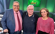 Strahlende Gesichter bei der Umweltlotterie BINGO!: Moderator Michael Thürnau (von links), Erwin aus Glückstadt und Moderatorin Jule Gölsdorf. (Foto: Carina Niemeyer, Büro Michael Thürnau)