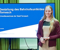 Sylvia Birrong von der Nah.SH warb im Tornescher Umweltausschuss dafür, dass die Stadt frühzeitig in die Planung des Bahnhofsumfelds einsteigt. (Foto: Frank)