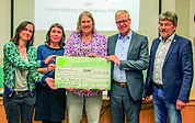 Freude bei den den Beteiligten: Vorerst gibt es dank der großen Einmalspende wieder Geld für Verhütungsmittel. (Foto: Glatki/Kreis Steinburg)