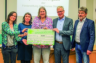 Freude bei den den Beteiligten: Vorerst gibt es dank der großen Einmalspende wieder Geld für Verhütungsmittel. (Foto: Glatki/Kreis Steinburg)