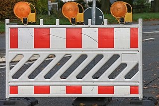 Die Pinnauallee wird auf der Klappbrücke halbseitig gesperrt. (Symbolfoto: Pixabay)