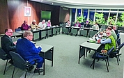 Prof. Dr. Klaus Pannen (vorn) stellte den Mitgliedern des Kulturausschusses vor, wie die Einrichtung gerettet werden könnte. (Foto: Strandmann)