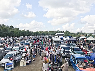 Beim Flohmarkt am Heistmer Flugplatz herrscht meist reger Andrang. (Foto: Marc Noak)