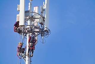 Der Mobilfunkmast auf einem Hochhaus am Holstenring wurde wegen Sanierungsarbeiten vorübergehend abgebaut. (Symbolfoto: Pixabay)