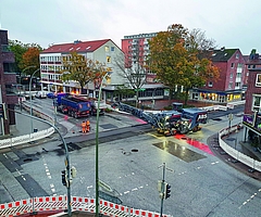 Es wird abgefräst und aufgestemmt: Auf der Kreuzung Holstenstraße/Schulstraße/Feldstraße und den angrenzenden Bereichen laufen die Bauarbeiten auf Hochtouren. (Foto: Strandmann)
