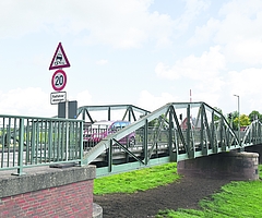 Die Wassersteine unterhalb der Brücke sollen neu verlegt werden. (Foto: Frank)