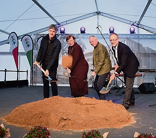 Der Sandhaufen wurde eigens für die feierliche Veranstaltung im Festzelt auf dem Buttermarkt aufgeschüttet. Das neue Elmshorner Rathaus soll gut 50 Meter davon entfernt gebaut werden. Projektleiter Malte Kniemeyer (von links) vom Architekturbüro Winking Froh, Innenministerin Sabine Sütterlin-Waack, Baustadtrat Lars Bredemeier und Oberbürgermeister Volker Hatje setzten daher zum rein symbolischen Spatenstich an. (Foto: Frank)