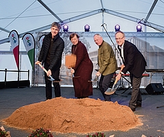 Der Sandhaufen wurde eigens für die feierliche Veranstaltung im Festzelt auf dem Buttermarkt aufgeschüttet. Das neue Elmshorner Rathaus soll gut 50 Meter davon entfernt gebaut werden. Projektleiter Malte Kniemeyer (von links) vom Architekturbüro Winking Froh, Innenministerin Sabine Sütterlin-Waack, Baustadtrat Lars Bredemeier und Oberbürgermeister Volker Hatje setzten daher zum rein symbolischen Spatenstich an. (Foto: Frank)