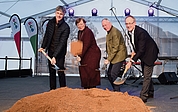 Der Sandhaufen wurde eigens für die feierliche Veranstaltung im Festzelt auf dem Buttermarkt aufgeschüttet. Das neue Elmshorner Rathaus soll gut 50 Meter davon entfernt gebaut werden. Projektleiter Malte Kniemeyer (von links) vom Architekturbüro Winking Froh, Innenministerin Sabine Sütterlin-Waack, Baustadtrat Lars Bredemeier und Oberbürgermeister Volker Hatje setzten daher zum rein symbolischen Spatenstich an. (Foto: Frank)
