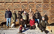 An mindestens 16 Stellen rund um den Herzhorner Rhin fanden diese Hundehalter während der vergangenen Wochen verdächtige Köder: Anja Hauschildt, Max Rüdl, Gaby und Udo Engelberg, Jan Sukowski, Kim Rohde, Sandra Wolfsteller, Regina Musgeld, Hilke Olsen und Sven Justus. (Foto: Musgeld)
