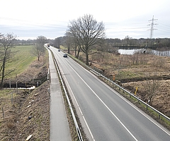 Über die Bilsbek-Brücke führt die Kreisstraße 21 (alte B5). (Archiv: Julian Jenkel)
