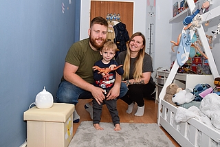 Das Foto zeigt deutlich: Joshuas Füße sind nach innen gedreht. Seine Eltern Marvin Hardt und Janina Helmich bitten um Spenden, um die aufwändigen Kosten rund um die Behandlung finanzieren zu können. (Foto: Frank)