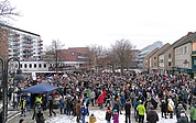 Die Demonstranten füllten am Sonntag den Drosteiplatz in Pinneberg. (Foto: Frank)