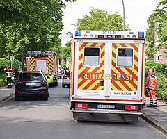 33 Einsatzkräfte der Freiwilligen Feuerwehr rückten mit sechs Fahrzeugen an. Auch der Rettungsdienst war vor Ort. (Foto: Frank)