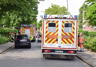 33 Einsatzkräfte der Freiwilligen Feuerwehr rückten mit sechs Fahrzeugen an. Auch der Rettungsdienst war vor Ort. (Foto: Frank)