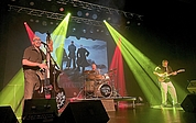 Für das musikalische Rahmenprogramm sorgte die „Rockabilly Mafia“ selbst – unter anderem mit Songs von ihrem neuem Album „Ewigkeit“. (Foto: Mario Meisberger / Stadt Elmshorn)