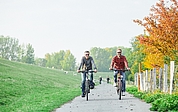 Die Radfahrer erleben die Natur hautnah. (Foto: Glückstadt Destination Management, Kratz)