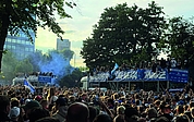 In Doppeldecker-Bussen drehten die Mannschaften eine Ehrenrunde um die Alster - auch dort von den Fans frenetisch gefeiert. (Foto: N. Strandmann)
