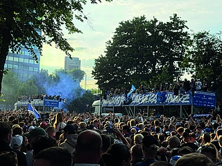In Doppeldecker-Bussen drehten die Mannschaften eine Ehrenrunde um die Alster - auch dort von den Fans frenetisch gefeiert. (Foto: N. Strandmann)