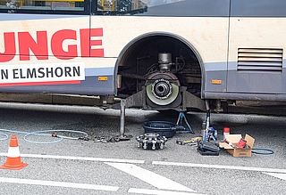 Monteure haben den defekten Reifen abgenommen. (Foto: Frank)