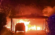 In Elmshorn ging am Ginsterweg ein Carport in Flammen auf. (Foto: Kreisfeuerwehrverband Pinneberg)