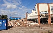 Abgerissen wurde schon einiges, wie hier das ehemalige Sky-Gebäude. In diesem Jahr geht es mit den Gründungsarbeiten fürs Rathaus an den Neuaufbau. (Foto: Strandmann)