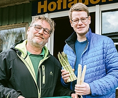 Klares Bekenntnis zur einheimischen Landwirtschaft: Bundestagsabgeordneter Daniel Kölbl (rechts) auf Informationsbesuch beim Spargelbauern Harm Schmietendorf. (Foto: CDU)