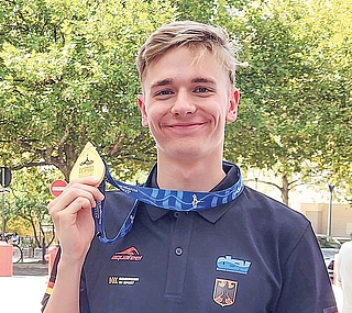 Stolz präsentiert Johannes Liebmann seine Goldmedaille, die er bei der EM in Paris über 800 Meter Freistil holte. (Foto: Samuel Liebmann)