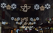 Die neue Elmshorner Weihnachtsbeleuchtung kann zurzeit noch nicht abgebaut werden. (Foto: Frank)