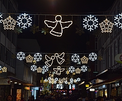 Die neue Elmshorner Weihnachtsbeleuchtung kann zurzeit noch nicht abgebaut werden. (Foto: Frank)