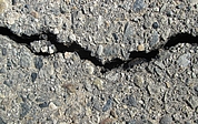 Die Landesstraße 109 weist ähnliche Schäden auf. (Symbolfoto: Pixabay)