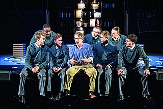 In der Premiere erntete das Altonaer Theater für seine Aufführung von „Der Club der toten Dichter“ Standing Ovations.  (Foto: Baraniak)