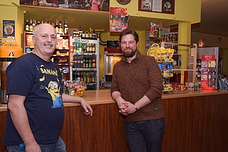 Am Tresen des Burg Kinos kaufen Kunden nicht nur Popcorn, sondern hinterlassen auch Programmwünsche. Betreiber Bernd Keichel (links) und Filmproduzent Gerrit Gronau glauben an die Zukunft des Kleinstadtkinos. (Foto: Frank)