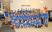 Diese junge Schwimmerinnen und Schwimmer zeigen deutlich, aus welcher Stadt sie kommen. Links Elmshorns Stadtwerkeleiter und ehemaliger Leistungsschwimmer Sören Schuhknecht. (Foto: Strandmann )