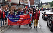 Mehr als 200 Menschen zogen mit Plakaten durch den Wedenkamp. (Foto: Frank)