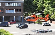 Der Rettungshubschrauber landete zwischen geparkten Autos auf dem Schulhof der Bismarchschule Elmshorn. (Foto: Frank)