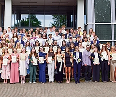 Strahlende Gesichter: Die glücklichen Absolventinnen und Absolventen der Elsa-Brändström-Schule in Elmshorn halten ihre Abitur-Zeugnisse und Rosen in den Händen. (Foto: Frank)