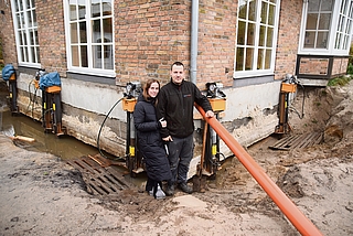 Mit neun hydraulischen Stempeln hat Felix Hamann das Haus wieder hochgedrückt. Es steht nun auf Stahlrohren. Nachdem das Foto entstanden war, verfüllte der 26-Jährige den Spalt unter dem Haus mit Beton. (Foto: Frank)