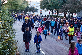 In der Vergangenheit zog der vom Sportverein FTSV Fortuna Elmshorn organisierte Laternenumzug stets hunderte Teilnehmer an. (Foto: Strandmann/Archiv)