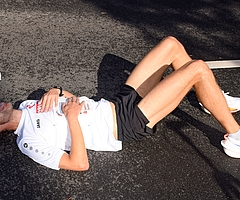 Nach dem 10- und dem 5-Kilometer-Lauf legte sich der Doppelsieger Pascal Dethlefs zum Verschnaufen erstmal auf den Asphalt. (Foto: Frank)