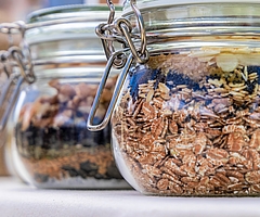 Getrennte Aufbewahrung von allergenen und ungefährlichen Lebensmitteln erleichtert die Handhabung zu Hause. (Foto: AOK/colourbox/hfr.)