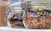 Getrennte Aufbewahrung von allergenen und ungefährlichen Lebensmitteln erleichtert die Handhabung zu Hause. (Foto: AOK/colourbox/hfr.)