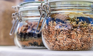 Getrennte Aufbewahrung von allergenen und ungefährlichen Lebensmitteln erleichtert die Handhabung zu Hause. (Foto: AOK/colourbox/hfr.)