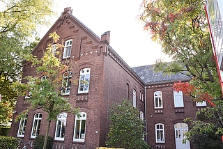 Aus Sicht der Elterninitiative Tornesch wird der Altbau der Johannes-Schwennesen-Schule den Anforderungen an modernen Unterricht nicht gerecht. (Foto: Frank)