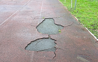 In der Tartanbahn klaffen große Löcher. (Foto: Stadt Barmstedt)